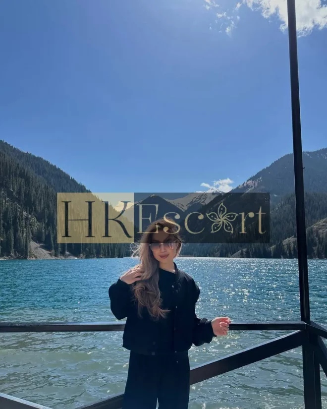Amira, 19 years old, weight 51 kg, height 160 cm