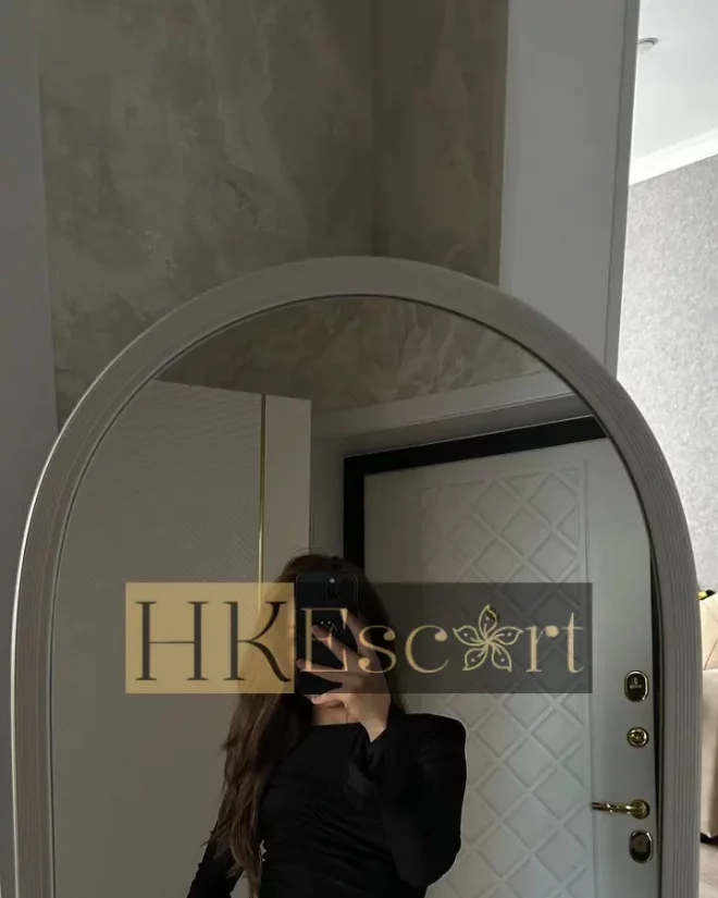 Amira, 19 years old, weight 51 kg, height 160 cm