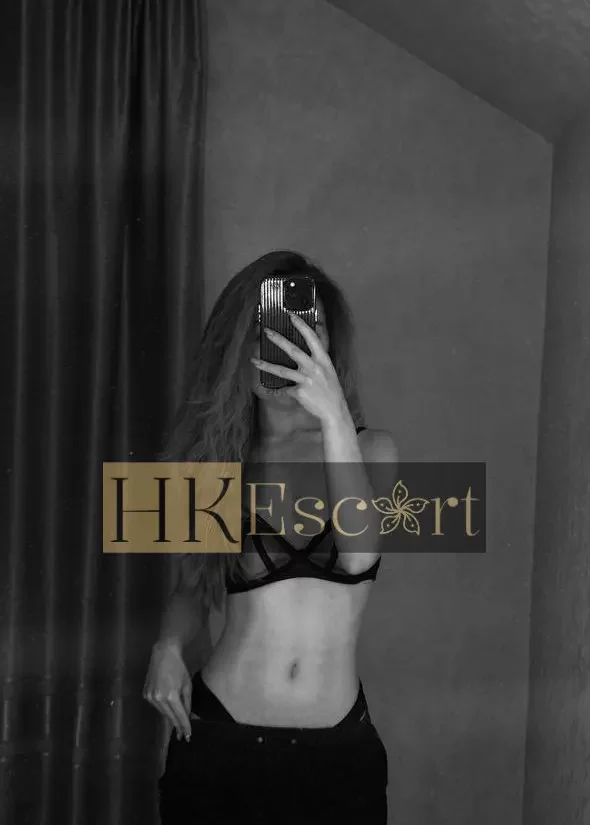 Amira, 19 years old, weight 51 kg, height 160 cm