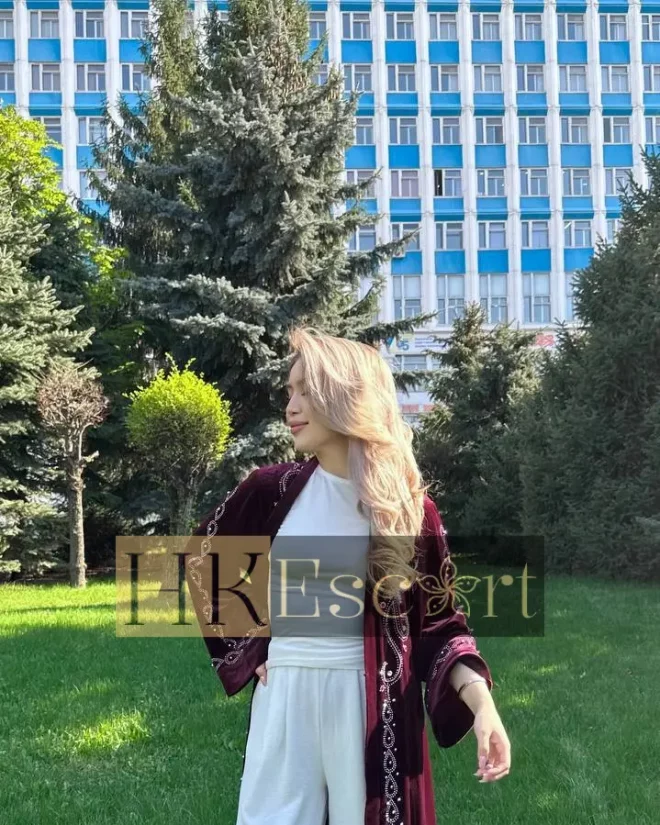 Amira, 19 years old, weight 51 kg, height 160 cm