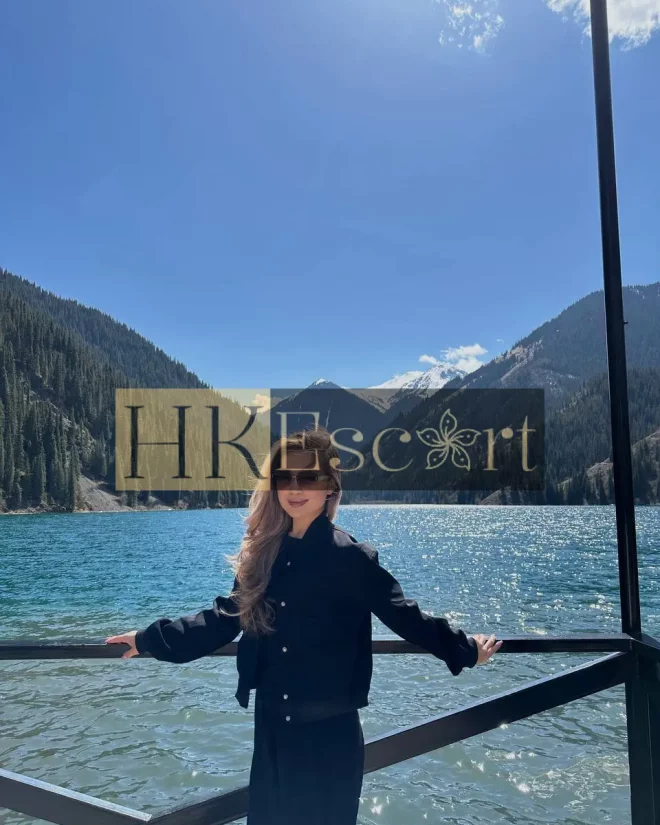 Amira, 19 years old, weight 51 kg, height 160 cm