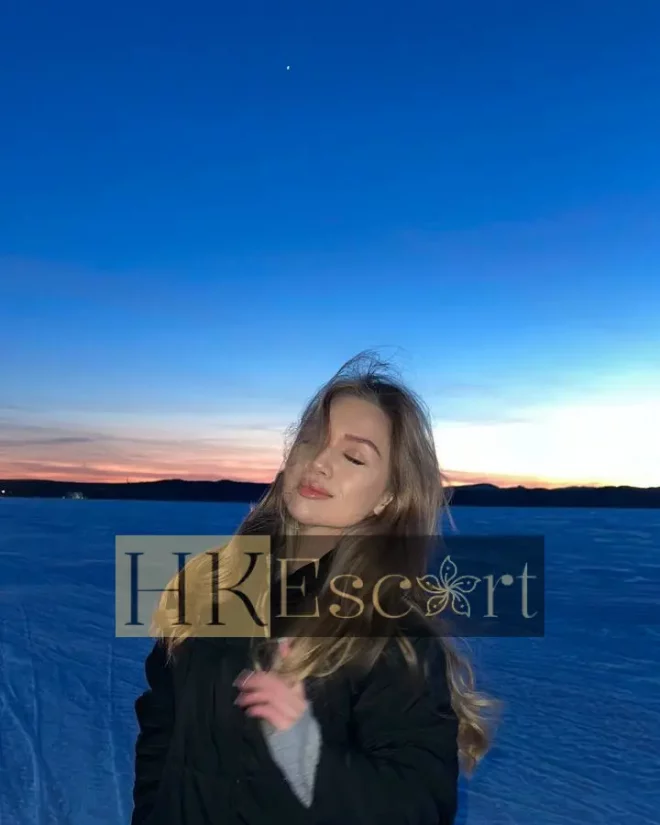 Amira, 19 years old, weight 51 kg, height 160 cm