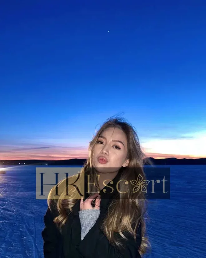 Amira, 19 years old, weight 51 kg, height 160 cm