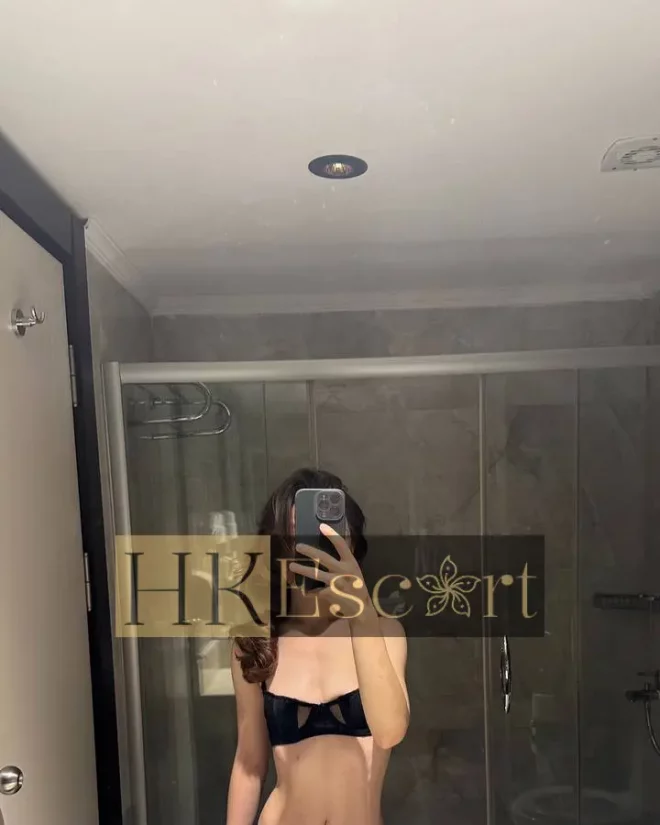 Amira, 19 years old, weight 51 kg, height 160 cm